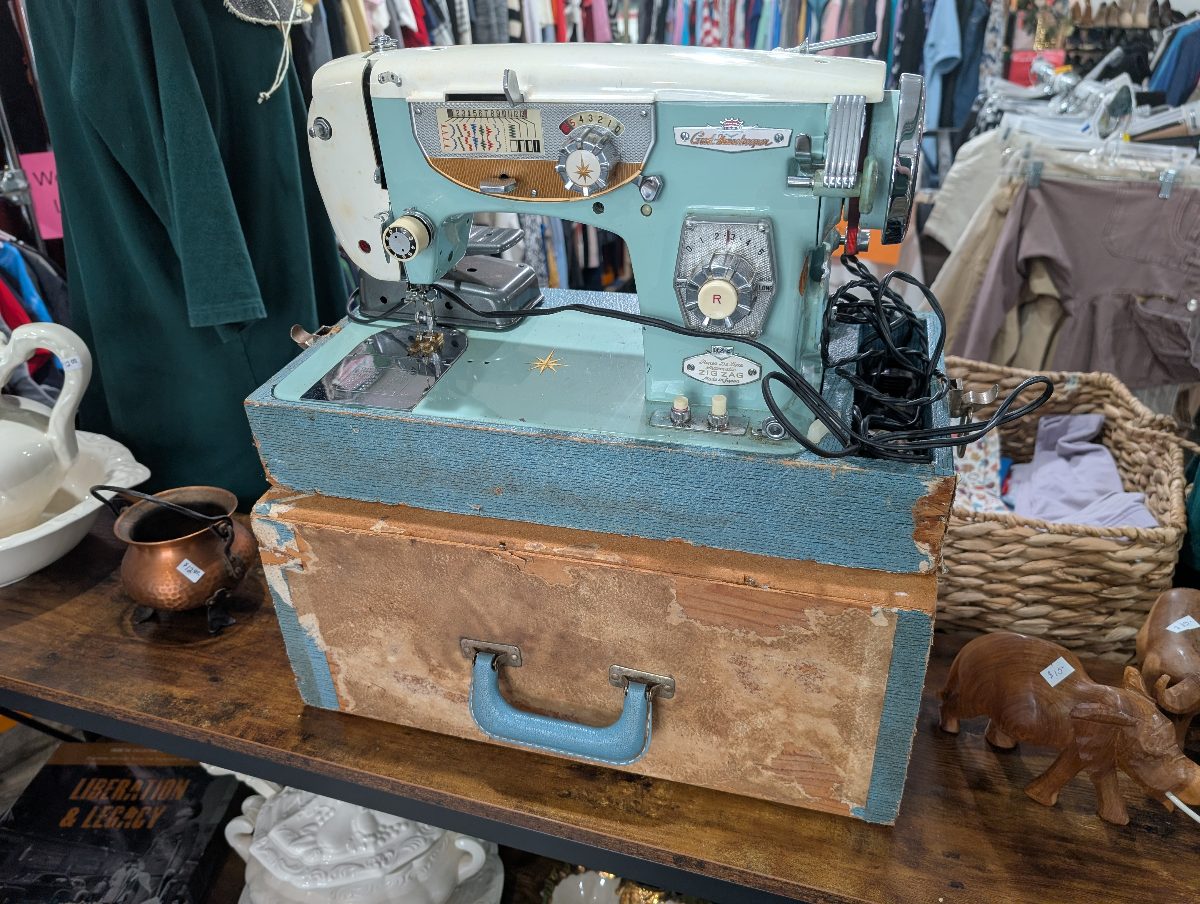 Good-Housekeeper Vintage Zig Zag Sewing Machine